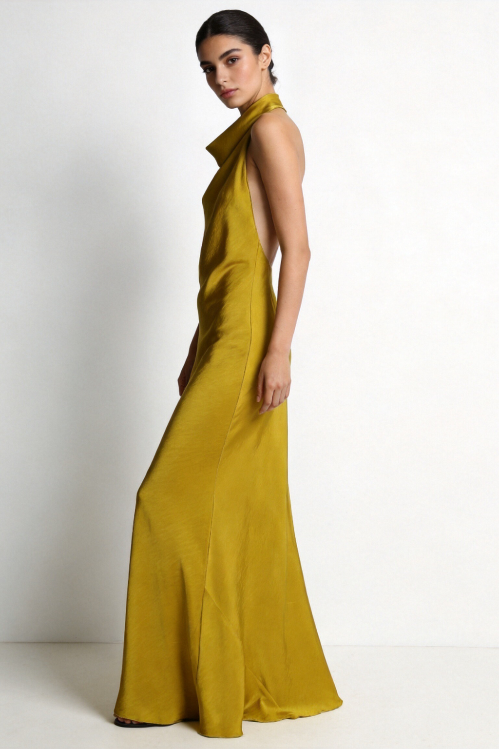 Vestido largo cuello halter mostaza